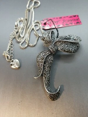 COLLAR/BROCHE COLGANTE LAZO INCRUSTACIÓN CRISTAL TONO NEGRO Y PLATA BETSEY JOHNSON  Foto 1 de 4