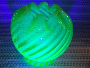 Vintage Rose Bowl Uranium Green Optic Opalescent Swirl - Footed with Ruffle Top - Foto 1 di 8