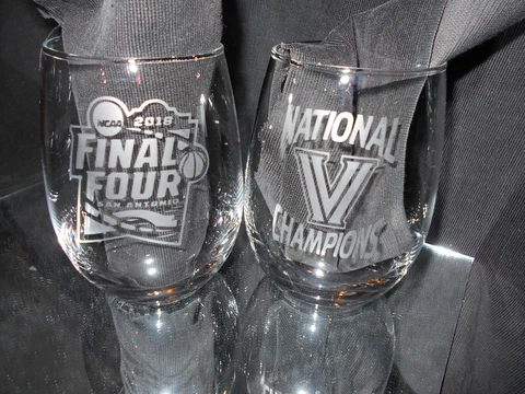 2018 FINAL FOUR NATIONAL CHAMPION VILLANOVA WILDCATS ETCHED WINE GLASSES STEMLES Cover