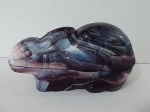 Lila Schlacke Kaninchen bedeckt Schmuckstück 3-1/2" hoch x 6-1/4" breit - Bild 1 von 4