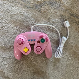 Nintendo Wii/Wii U Fight Pad Wired Controller - Princess Peach Design - Picture 1 of 4