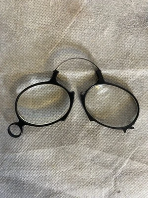Anteojos antiguos negros Spring Bridge Pince Nez bifocales raros plegables Foto 1 de 4