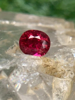 Piedra preciosa suelta de corte ovalado de rubelita facetada natural de 3,7 quilates África Foto 1 de 4