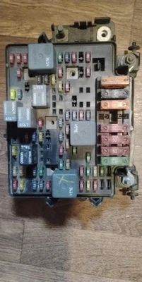 Bloque de conexiones relé caja de fusibles motor Chevrolet Silverado 2500 Sierra 99-02 fabricante de equipos originales Foto 1 de 4