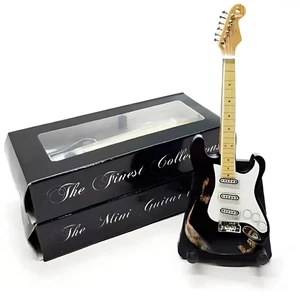Chitarra in miniatura Fender Stratocaster nera scala 1:12 - 2 pezzi - Foto 1 di 4