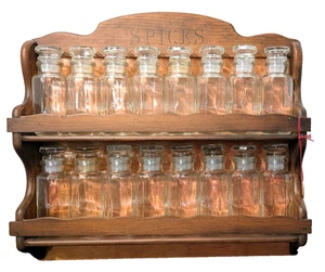 Portaspezie vintage tre alpinisti in legno da appendere e 16 barattoli per spezie in vetro da farmacia - Foto 1 di 20