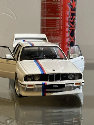 Coche de juguete de metal fundido a presión y plástico para exhibición, de BMW y Volkswagen (micro). Foto 1 de 4