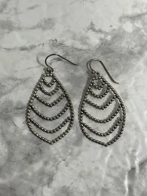 Brincos perfurados pendurados em prata esterlina 925 com folha de lágrima gota tailandesa  - Imagem 1 de 4