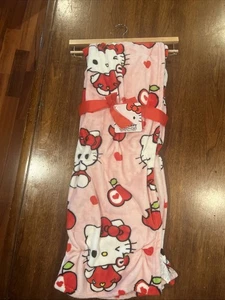 hello kitty Überwurf Decke 60x70 rosa mit roten Äpfeln Neu mit Etikett - Bild 1 von 4