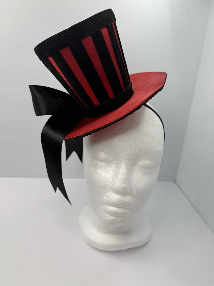 Викторианская миниатюрная шляпа-фашинатор красная атласная в полоску черная бархатная для ног - Изображение 1 из 4