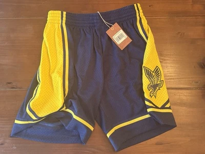 Мужские синие шорты универсального игрока 2002 Marquette Golden Eagles Mitchell & Ness большого размера - Изображение 1 из 4