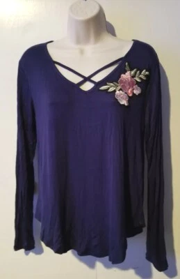 Blusa RUE 21 Azul Marino Pequeña Cruzada Frontal Bordada Rosas Cuello en V Nueva con Etiquetas Foto 1 de 4