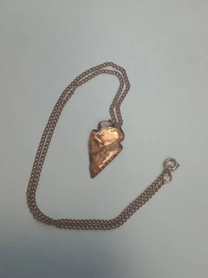 Collar con cabeza de flecha de metal color cobre en cadena tono cobre de 18" Foto 1 de 3