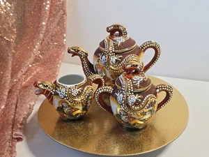 Japanisches Satsuma-Teeservice, 3-teilig, Drachenmotive, handverziert - Bild 1 von 9