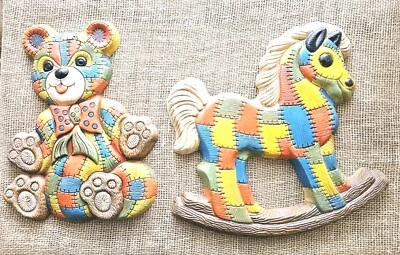 Decoración de pared artesanal de espuma de oso de peluche y caballo mecedor de retazos vintage de los años 70 12" Foto 1 de 4