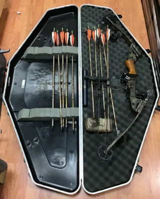 (MA3) Mathews Classic Solocam Bow 28 in / 70lbs with Case and Arrows - Image 1 of 4