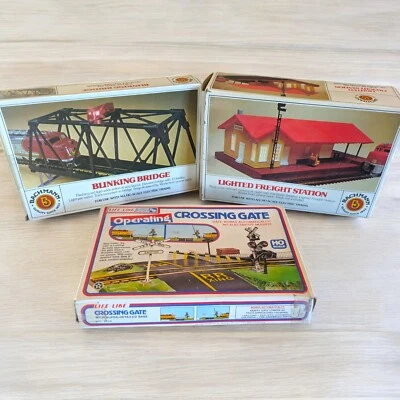 Bachmann Lot HO Lighted Freight Station 46216 8209 Crossing Gate, Blink Bridge - Image 1 of 4
