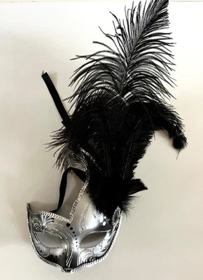 Meia máscara veneziana preta/prata penas pintadas à mão Florença Itália - Imagem 1 de 4