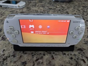 PSP 1000 con giochi di schede sd 128 Gb e cavo di ricarica - Foto 1 di 5