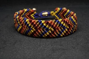 Ein breites handgefertigtes Schamanenarmband aus hochwertigem Nylon mit einer Messingperle - Bild 1 von 12