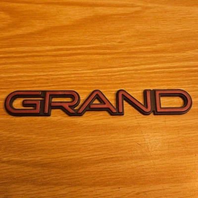 Pontiac "Grand" Am 1992-1997 emblema de puerta de plástico - rojo - P/N 10056999 - usado Foto 1 de 4