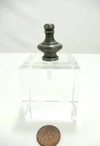 Vintage Lampenfinale aus Metallguss.  1 1/4" H. LF-205 . - Bild 1 von 5