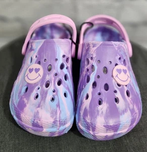 Zuecos resistentes al agua Lily & Dan Tie-Dye para niñas con correa ajustable y cara sonriente - Imagen 1 de 7