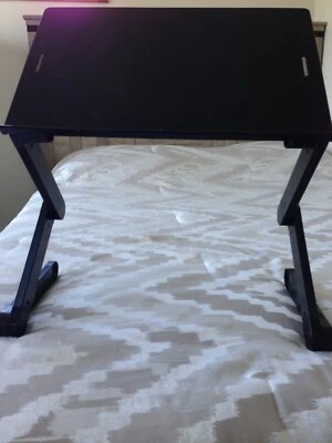 Soporte/mesa/bandeja/escritorio/cama de aluminio plegable y ajustable negro para portátil Foto 1 de 4