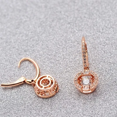 Brincos de cristal Swarovski, apresentando um design de coração marcante. - Imagem 1 de 4