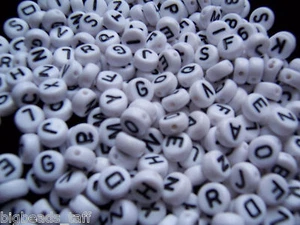 100 x white flat round alphabet acrylic beads single A-Z & mixed letters 7 mm - Picture 1 of 31