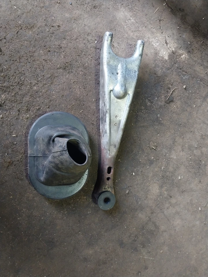 Clutch Fork & Boot 81-87 Dodge B150,B250,B350,D150,D250,Ramcharger,W150,W250 B - Image 1 of 2