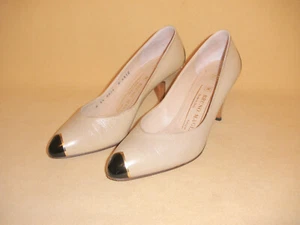 Hellbeige Damenschuhe mit hohen Absätzen und schwarzen & goldenen Akzenten von Bruno Magli Größe 5,5 - Bild 1 von 9