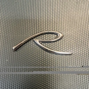 1995-99 Buick Riviera Side Door Emblem Badge Logo Nameplate Just R - Picture 1 of 5