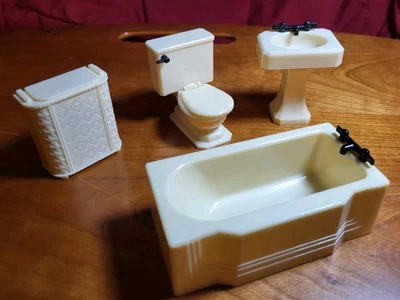 Juego de muebles de baño para casa de muñecas Renwal años 40 marfil bañera Toliet fregadero cesta Foto 1 de 4