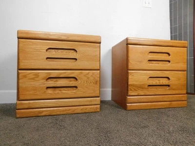 Par de Mesitas de Noche de Roble Modernas Danesas EXC MCM Forradas en Cedro Cajones Moldeados Foto 1 de 4