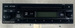 02-06 2002-2006 MITSUBISHI LANCER FACTORY AM FM CD RADIO RECIEVER MR587385 OEM - Bild 1 von 4