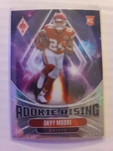 2022 Phoenix Rookie Rising Skyy Moore radiocontrol #ris10 Kansas City Chiefs ENVÍO GRATUITO - Imagen 1 de 2