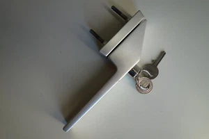 Alter stabiler ABUS Fenster oder Terrassentürgriff; abschließbar in silber; mit - Bild 1 von 4