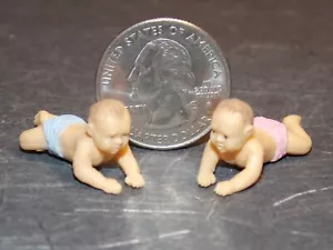 Puppenhaus Miniatur Baby Junge & Mädchen Babys 1:24 Hälfte im Maßstab E10 Dollys Gallery - Bild 1 von 6