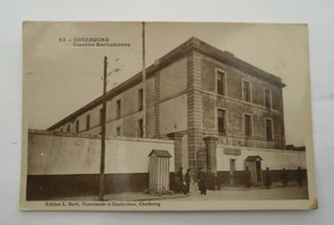 EARLY 1900s VINTAGE POST CARD - CHERBOURG CASERNE ROCHAMBEAU  ( lot 103 )
