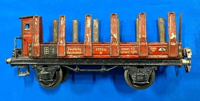 PRE WAR MARKLIN 0 GAUGE 4 WHEEL BROWN FLAT STAKE CAR WITH BRAKEMAN'S HUT #17720 - Image 1 of 4
