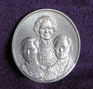 1999 Thailand King Rama 9 Rama 8 & Mother Medal Thai Amulet 6th Cycle Birthday - Picture 1 of 2