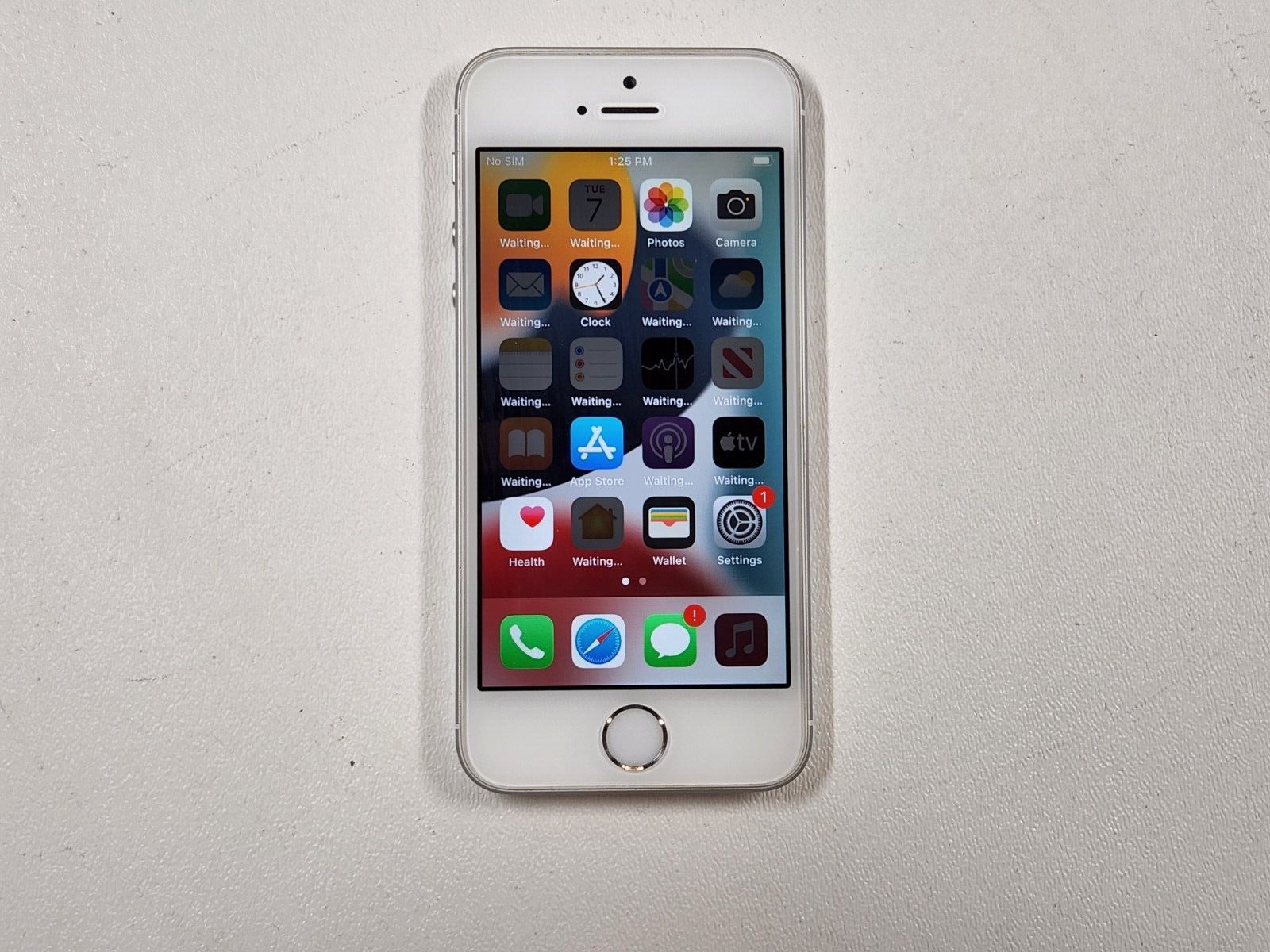 Apple iPhone SE 1st Gen. (A1723) 16GB - Silver (Unlocked 