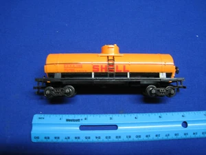 HO Scale Bachmann Shell Oil Tank Car - Freight Train - Picture 1 of 4
