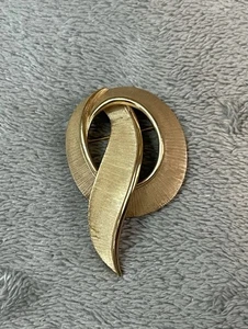 Vtg Crown Trifari Letter Pin Brooch Gold Tone Brushed - Picture 1 of 8