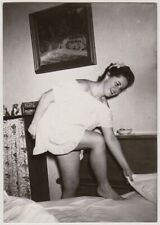 Echtes Original 1962 Dame leicht bekleidet, im Nachthemd, SNAPSHOT