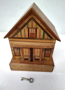 Scatola puzzle vintage Yosegi casa/banca giapponese in legno - con chiave - Foto 1 di 10
