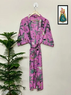 Bata kimono de algodón con estampado de animales tropicales rosa hecha a mano | Albornoz con estampado de bloques Foto 1 de 4