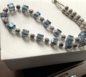 Collar y Pendientes Creados Artesanalmente, 20" de Largo, Cuentas Azules Cuadradas de Vidrio Biseladas - Imagen 1 de 8