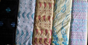 Patchworkstoff (€22/m²) 0,3m Bogenkante gestickte Motive Strass 1,1m breit - Bild 1 von 6